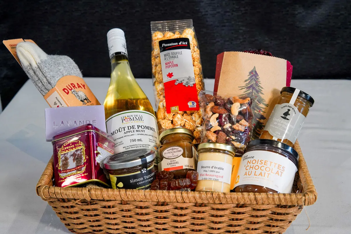Panier cadeau en osier rempli de produits québécois