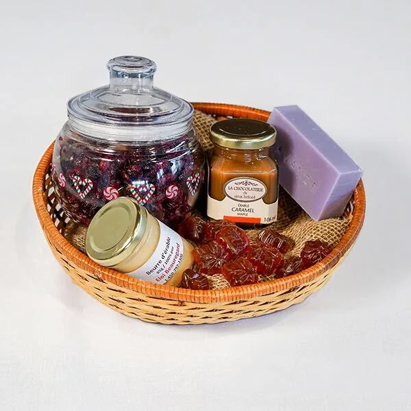 Panier cadeau à 30 $ : bonbons, caramel, beurre d’érable et savon à la lavande dans une corbeille en osier