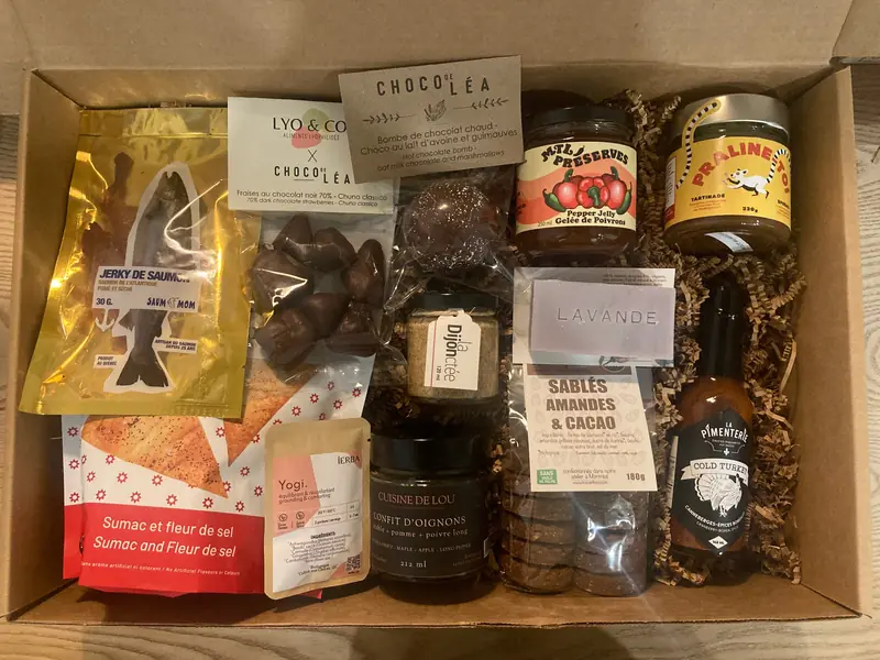 Boîte cadeau garnie : jerky de saumon, chocolats Choco Léa, épices et confit d’oignons