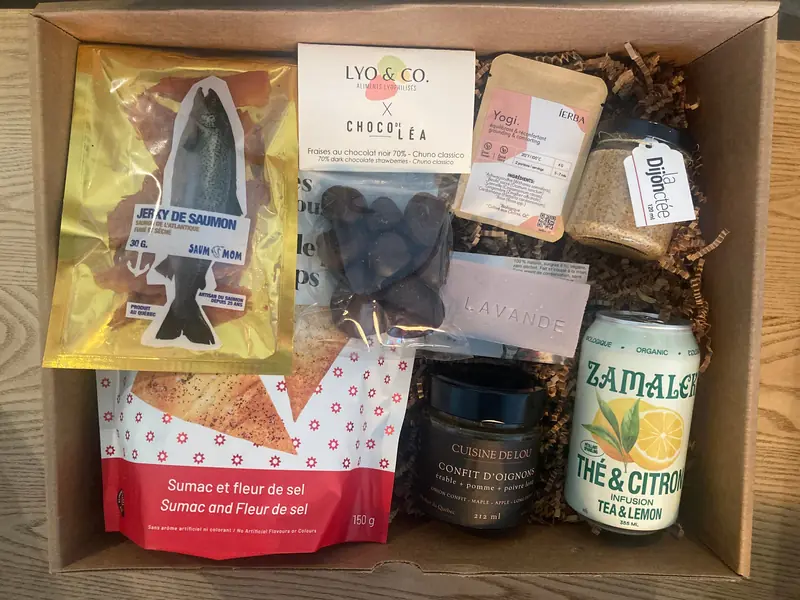 Boîte cadeau garnie : jerky de saumon, chocolats, thé glacé Zamaleh et confit