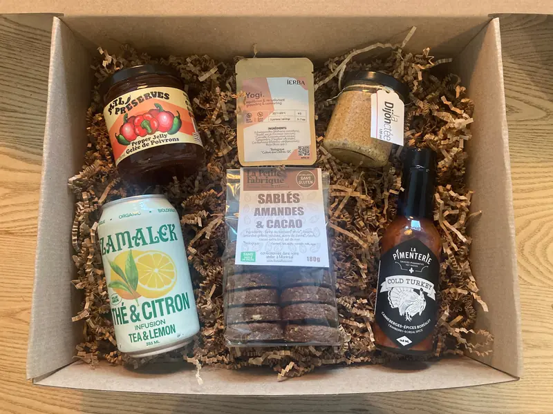 Boîte cadeau avec gelée de poivrons, sablés amandes et cacao, thé Zamaleh et sauce piquante