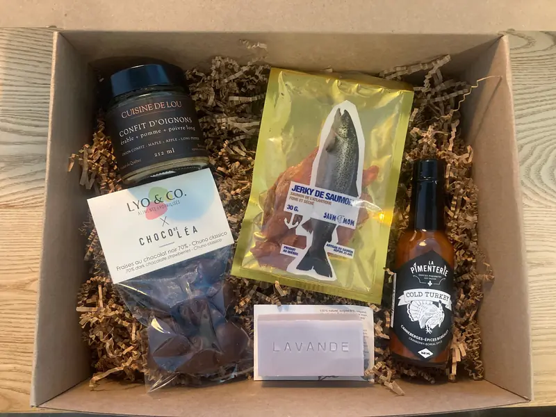 Boîte cadeau avec confit d’oignons, jerky de saumon, chocolats et sauce piquante