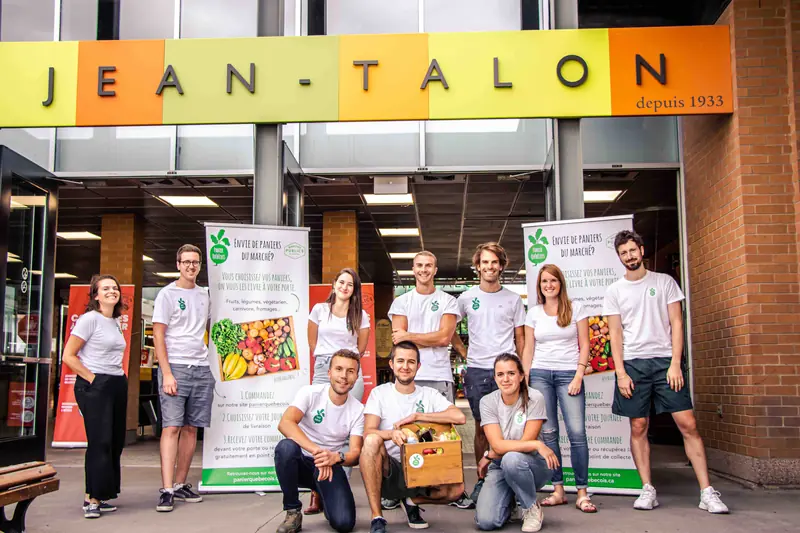 L’équipe Panier Québécois devant le Marché Jean-Talon