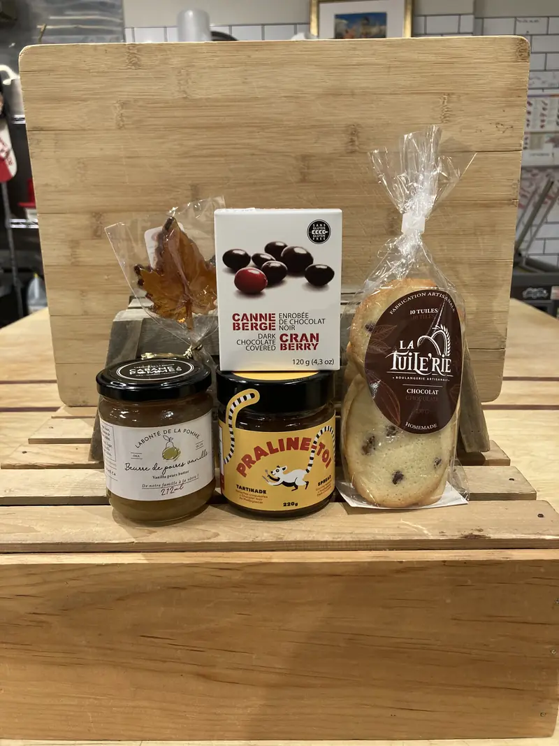 Caramel, Pralinette, canneberges et douceurs locales présentés sur une caisse en bois