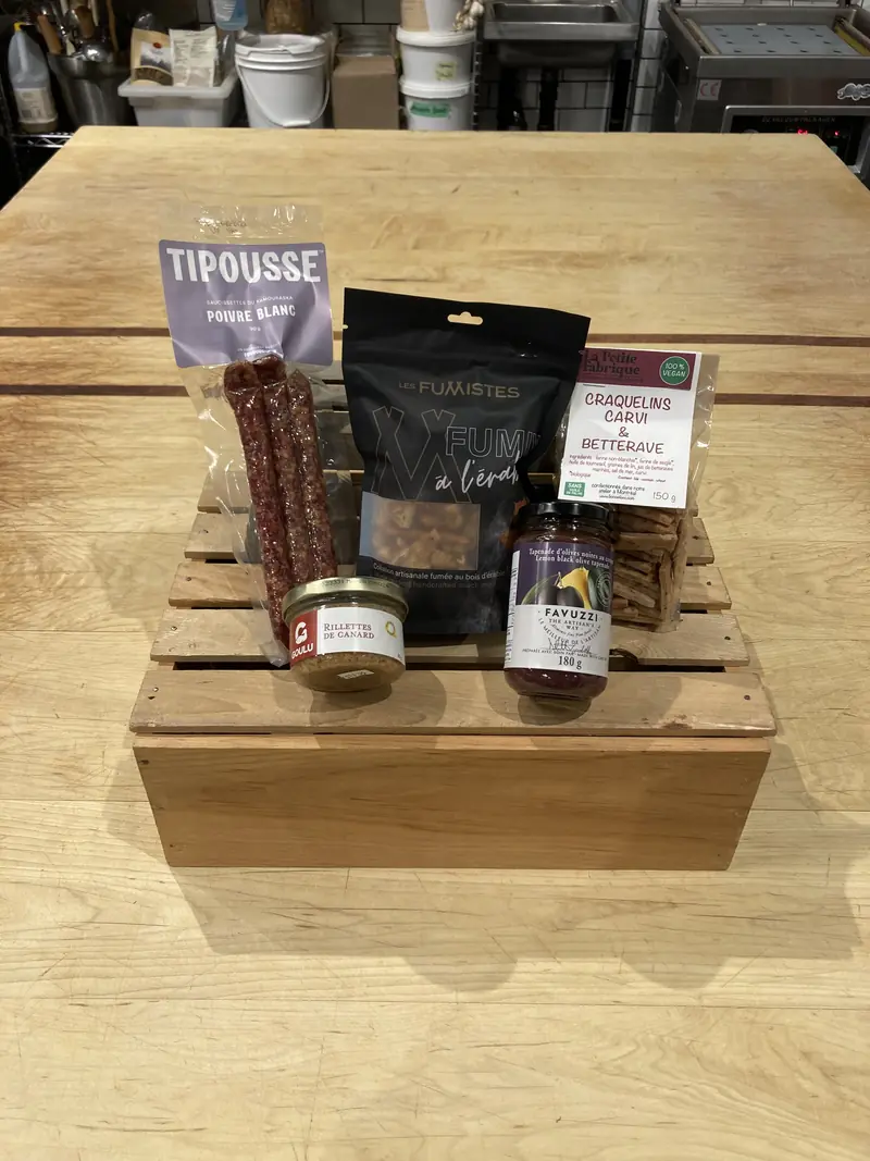 Saucissons Tipousse, pop-corn Les Fumistes et craquelins sur une caisse en bois
