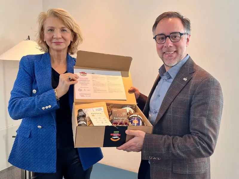 Remise d’un coffret cadeau Panier Québécois en entreprise