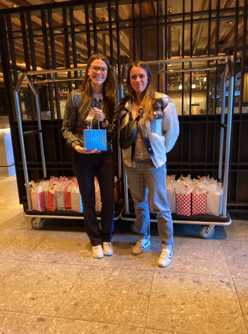 Remise de sacs cadeaux lors d’un festival montréalais