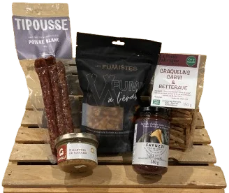 Saucissons Tipousse, pop-corn Les Fumistes, craquelins et confit sur une planche de bois